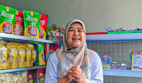 kisah-aris-widayanti-dan-keripik-tempe-benguk-pengukir-jejak-keberanian-kecil-di-hari-pahlawan
